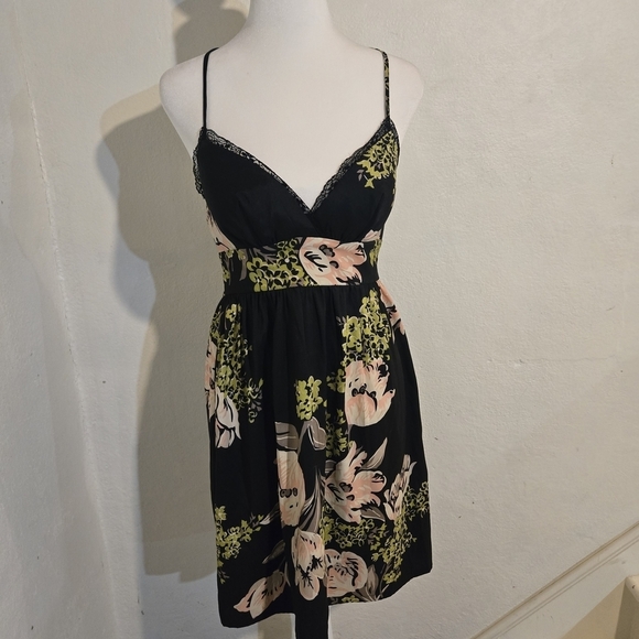 Charlotte Russe Dresses & Skirts - Charlotte Russe Floral and Lace Dress Size S